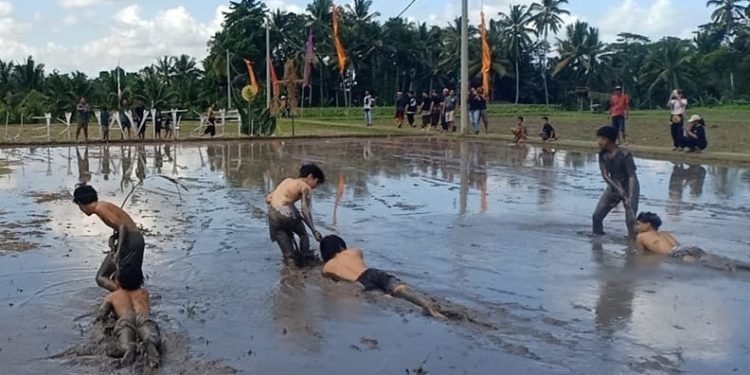 Anak-anak Tabanan Merdeka Bermain Lumpur di Sawah