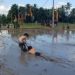 Anak-anak Tabanan Merdeka Bermain Lumpur di Sawah