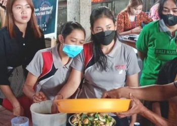 KKN Mahasiswa Unud di Desa Duda: Warga Belajar Membuat Eco-Enzyme