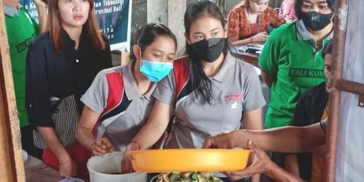 KKN Mahasiswa Unud di Desa Duda: Warga Belajar Membuat Eco-Enzyme