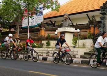 Jika Hendak Melihat Masa Lalu Kota Singaraja, Kayuhlah Sepeda, Pelan Saja…
