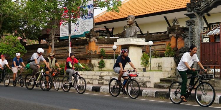 Jika Hendak Melihat Masa Lalu Kota Singaraja, Kayuhlah Sepeda, Pelan Saja…