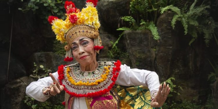 Ni Wayan Latri, Legenda Mantri Manis Arja Keramas