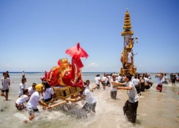 Tradisi “Niwakang” di Nusa Penida, Bonus Laut dan Perspektif Global