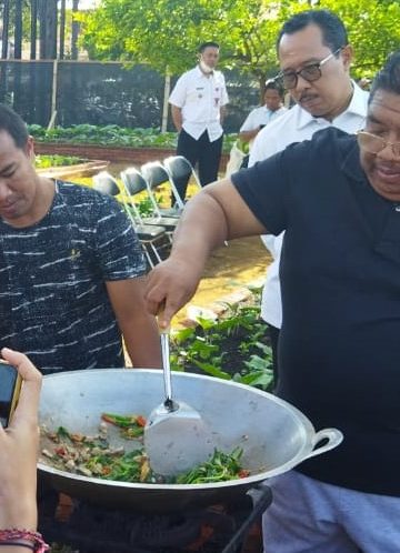 Tips Memasak dari Bupati Agus Suradnyana