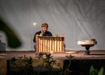 Sepatu Baru MC dan Pilot Naik Panggung | Catatan  Belakang Layar Teater Legenda Rasa