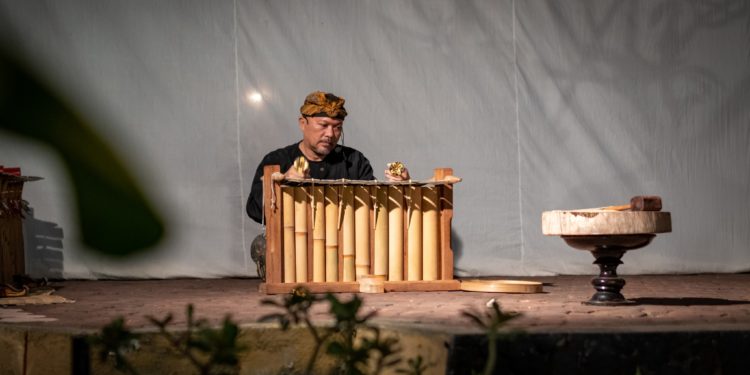 Sepatu Baru MC dan Pilot Naik Panggung | Catatan  Belakang Layar Teater Legenda Rasa