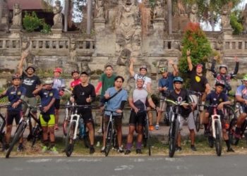 Pura Meduwe Karang, Sepeda, WOJ Nieuwenkamp, dan Kopdar Pesepeda Buleleng