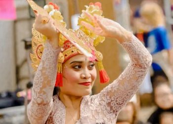 Ratih Ayu Apsari Kampanye Joged Bumbung di Jalanan Berkeley, California