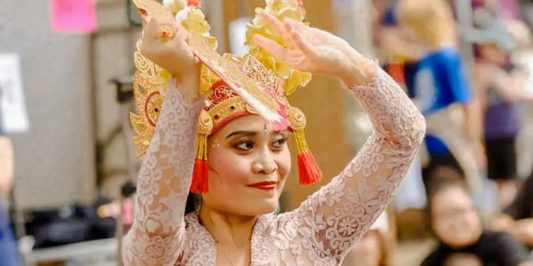 Ratih Ayu Apsari Kampanye Joged Bumbung di Jalanan Berkeley, California