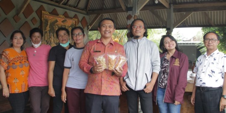 Kripik Gedebong dari Kukuh Kerambitan, Gurih Higienis — ISI Denpasar Percantik Kemasannya