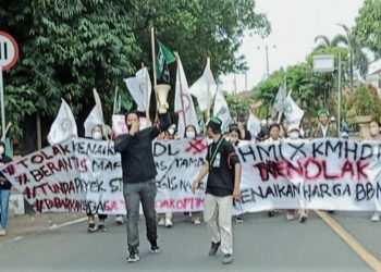 HMI dan KMHDI Kolaborasi Demo: “Cukup Aku yang Jual Mahal, BBM Jangan”