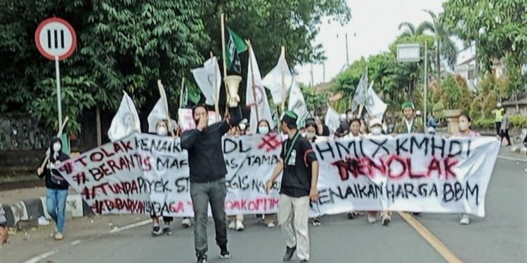 HMI dan KMHDI Kolaborasi Demo: “Cukup Aku yang Jual Mahal, BBM Jangan”