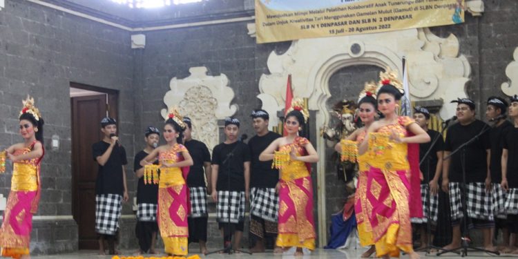 Mahasiswi Undiksha Ajak Disabilitas Lantunkan Gamelan Mulut dan Menari Pendet