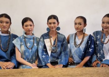 Gadis-gadis Muda Berbusana Warna Alam yang Melenggang pada Latar Rimbun Daun-daun