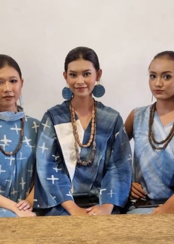 Gadis-gadis Muda Berbusana Warna Alam yang Melenggang pada Latar Rimbun Daun-daun