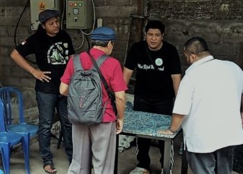 Dibantu Mesin, Bank Sampah Desa Tembok Langsung Produksi Meja dari Sampah Plastik
