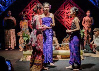 Teater-Dongeng Komunitas Mahima: Mengalirlah Bahasa Bali-Kawi-Indonesia-Inggris di Atas Panggung