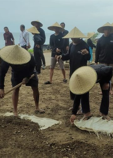 Bimtek Garam di Desa Les: Pembimbing Datang, Petani Belajar di Tempat Mereka Bekerja
