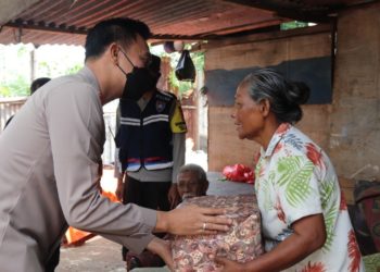 Kisah Sedih Nenek Miskin di Tengah Kota Singaraja | Kapolres Dhanuardana Beri Bantuan