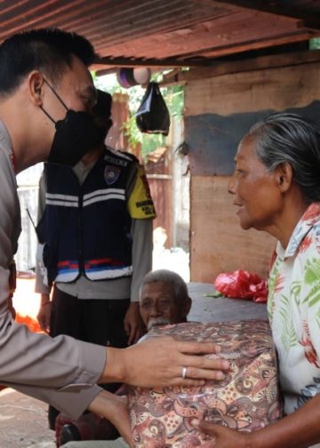 Kisah Sedih Nenek Miskin di Tengah Kota Singaraja | Kapolres Dhanuardana Beri Bantuan