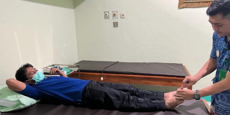 Ada Akupuntur, Pijat Refleksi dan Konsultasi Pengobatan Herbal di Poliklinik Tradisional RSUD Buleleng