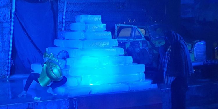 Lagi-lagi, Ketut Putrayasa Menebar Satir Modern, Kini Lewat “The Golden Toilet in Winter’’