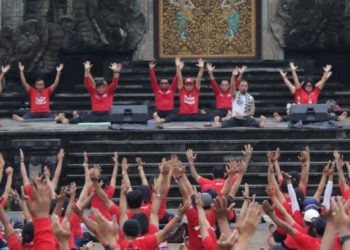 Ribuan Orang Yoga Bersama di Tabanan