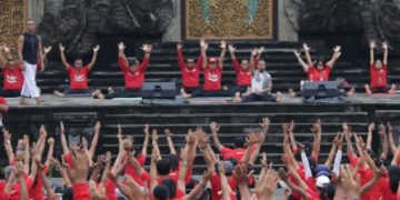 Ribuan Orang Yoga Bersama di Tabanan