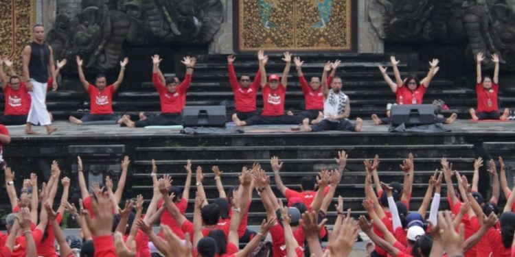 Ribuan Orang Yoga Bersama di Tabanan