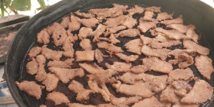 Dendeng Asap Babi Hitam dari Desa Panji, Nyaem, Nyaem…