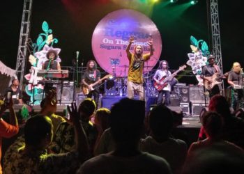 Konser Quino The Big Mountain: Tarian Ska dan Musik Reggae Menemani Debur Ombak Pantai Sanur
