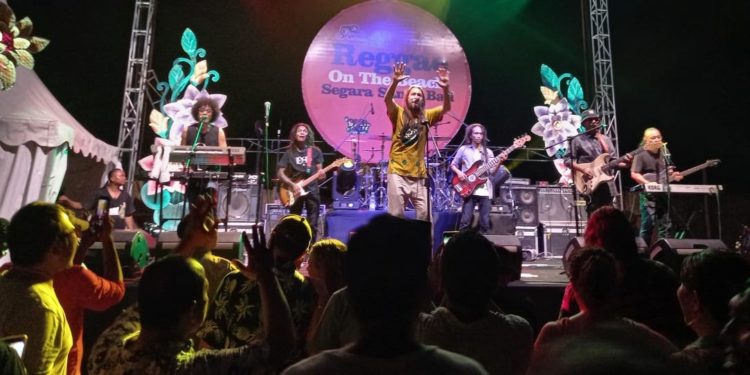 Konser Quino The Big Mountain: Tarian Ska dan Musik Reggae Menemani Debur Ombak Pantai Sanur