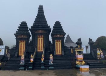Melewati Hamparan Pasir Menuju Pura Luhur Poten di Kawasan Bromo
