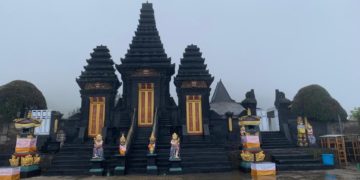 Melewati Hamparan Pasir Menuju Pura Luhur Poten di Kawasan Bromo