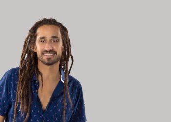 Quino Big Mountain Siap Sapa Penggemar dalam Mini Konser Reggae di Pantai Segara Sanur