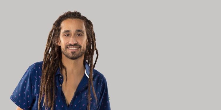 Quino Big Mountain Siap Sapa Penggemar dalam Mini Konser Reggae di Pantai Segara Sanur