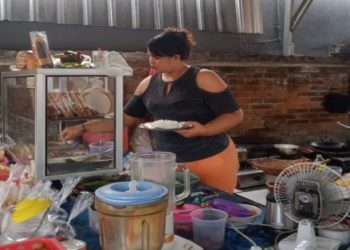 Babi Guling Tidak Boleh, Ayam Guling pun Jadi di Warung Mbok Eka Banyuning Singaraja