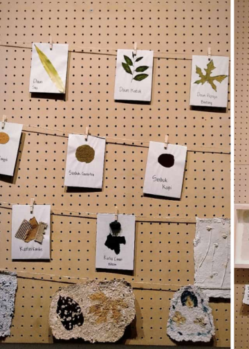 Pameran Flowers On Paper: Penyatuan Kertas Daur Ulang dan Bunga-Bunga Kecintaan