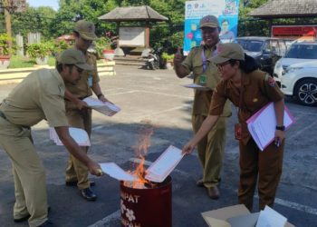 Ijazah SD Salah Tulis Dibakar