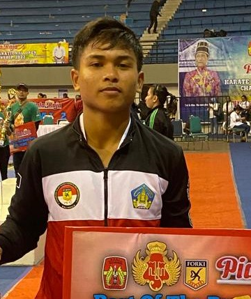 Dari Tajun, Komang Lolak Sastrawan yang Anak Buruh itu, Mendunia Lewat Karate