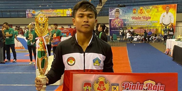 Dari Tajun, Komang Lolak Sastrawan yang Anak Buruh itu, Mendunia Lewat Karate