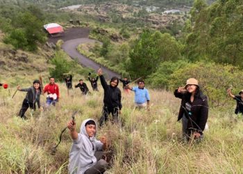 180 Orang Bergembira Tanam 600 Pohon Pinus di Gunung Batur