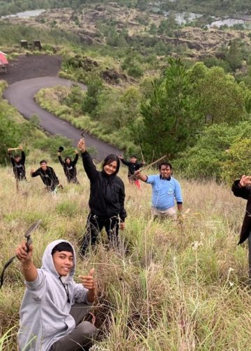 180 Orang Bergembira Tanam 600 Pohon Pinus di Gunung Batur