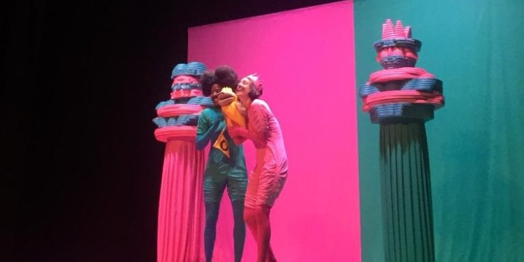 Dunia Tak Selalu Hitam-Putih, Bisa Juga Hijau-Pink | Ulasan Pertunjukan Maas Theater en Dans di Indonesia