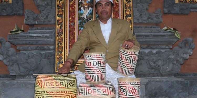 Gde Dana dan Made Suke, Penganyam Bambu dari Tajun — “Keben” dan “Sokasi” yang Khas dan Estetik