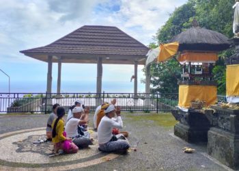Pura Paninjoan di Kawasan Pura Bukit Sinunggal: Meninjau Laut Bali Utara, Melihat Tuhan dalam Diri