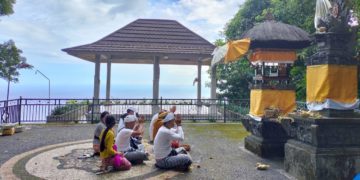 Pura Paninjoan di Kawasan Pura Bukit Sinunggal: Meninjau Laut Bali Utara, Melihat Tuhan dalam Diri