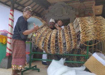 Pawodakan Tapakan Ida Ratu Lingsir Desa Adat Padangtegal: Seniman pun Jadi “Pengayah”