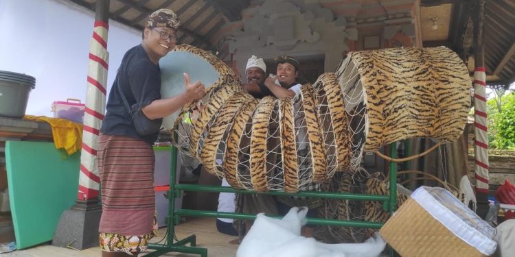 Pawodakan Tapakan Ida Ratu Lingsir Desa Adat Padangtegal: Seniman pun Jadi “Pengayah”